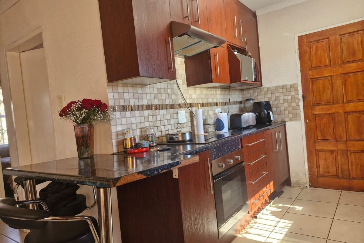 Comfortable Family Home in a Convenient Location - Photo 5