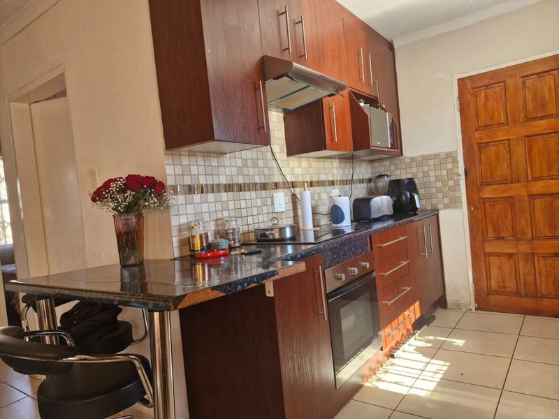 Comfortable Family Home in a Convenient Location - Photo 5