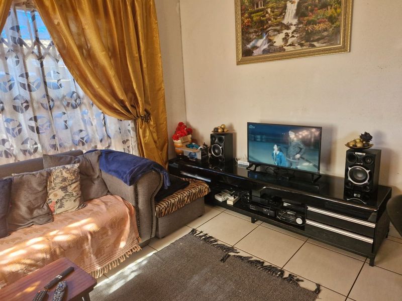 Comfortable Family Home in a Convenient Location - Photo 10