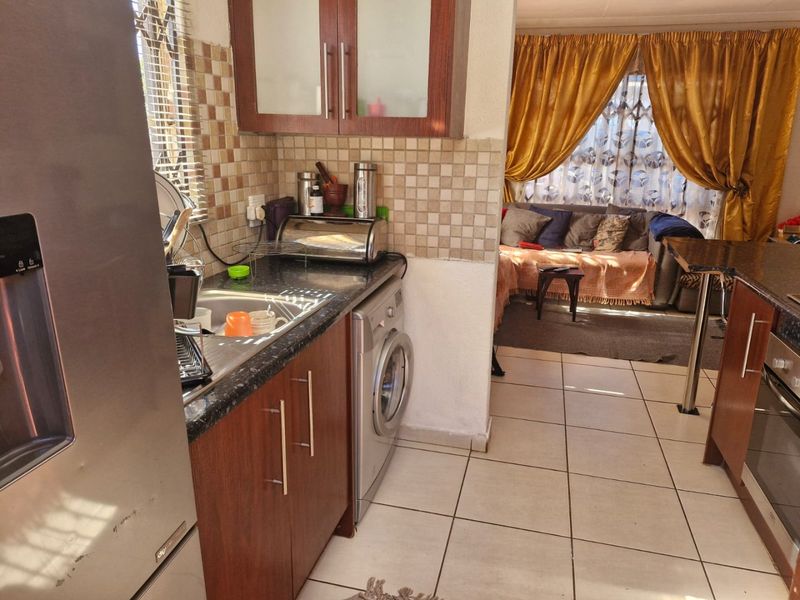 Comfortable Family Home in a Convenient Location - Photo 8