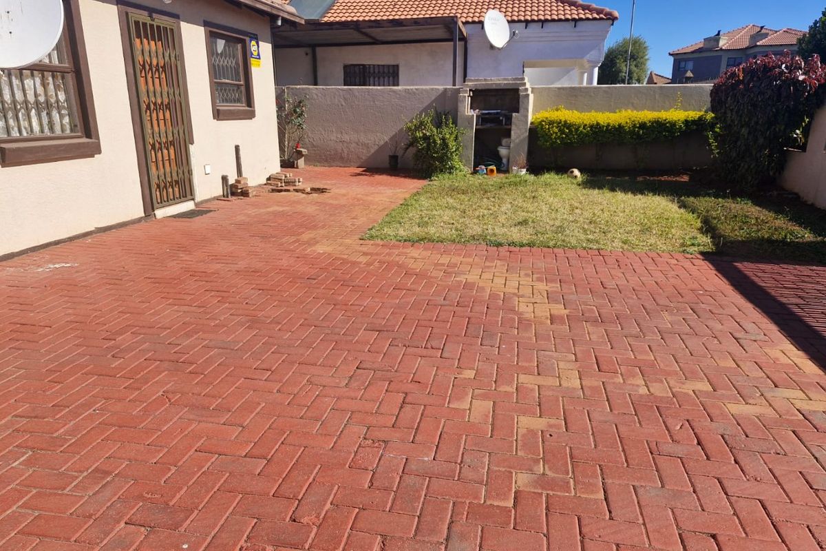 Comfortable Family Home in a Convenient Location - Photo 4