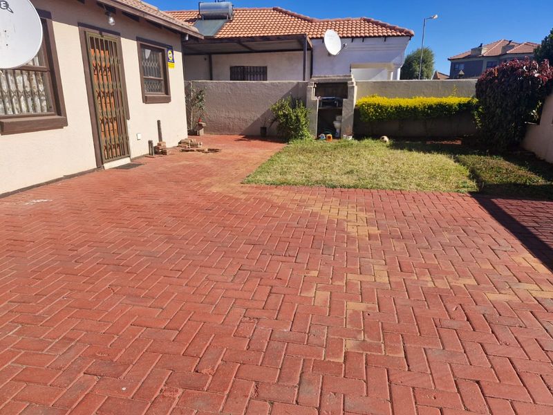 Comfortable Family Home in a Convenient Location - Photo 4