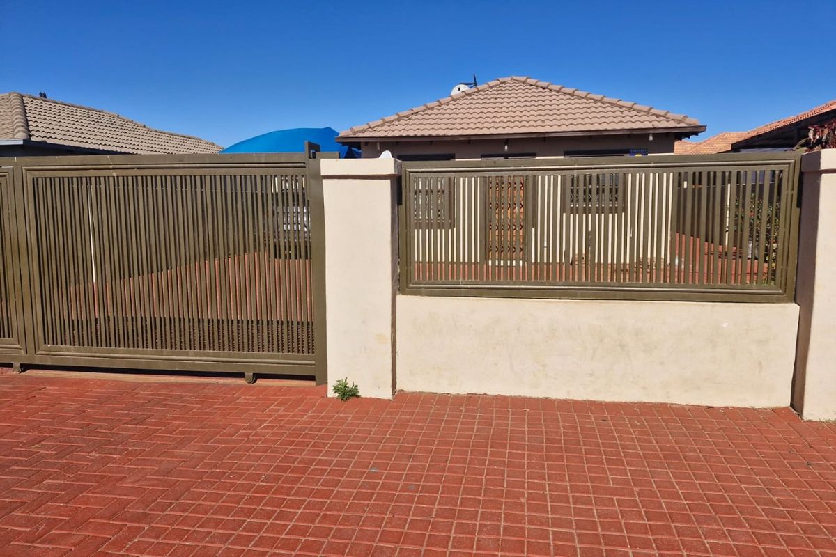 Comfortable Family Home in a Convenient Location - Photo 2