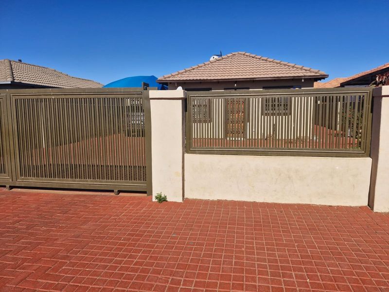 Comfortable Family Home in a Convenient Location - Photo 2