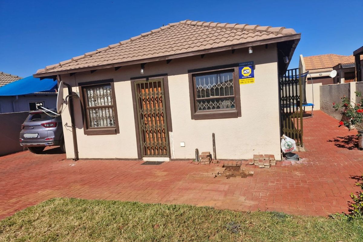 Comfortable Family Home in a Convenient Location - Photo 3