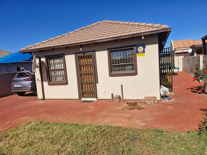 Comfortable Family Home in a Convenient Location - Photo 3