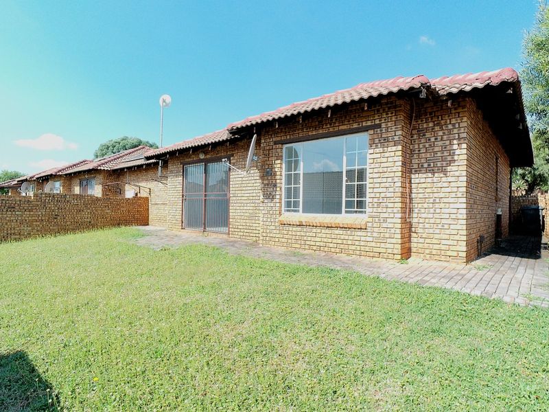 Secure and Stylish Townhouse in Sought-After Richmond Estate - Photo 1