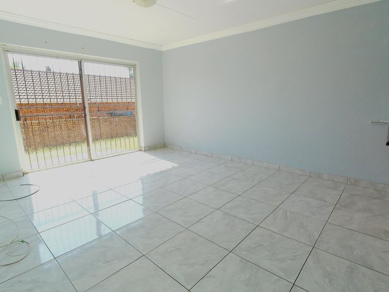 Secure and Stylish Townhouse in Sought-After Richmond Estate - Photo 10