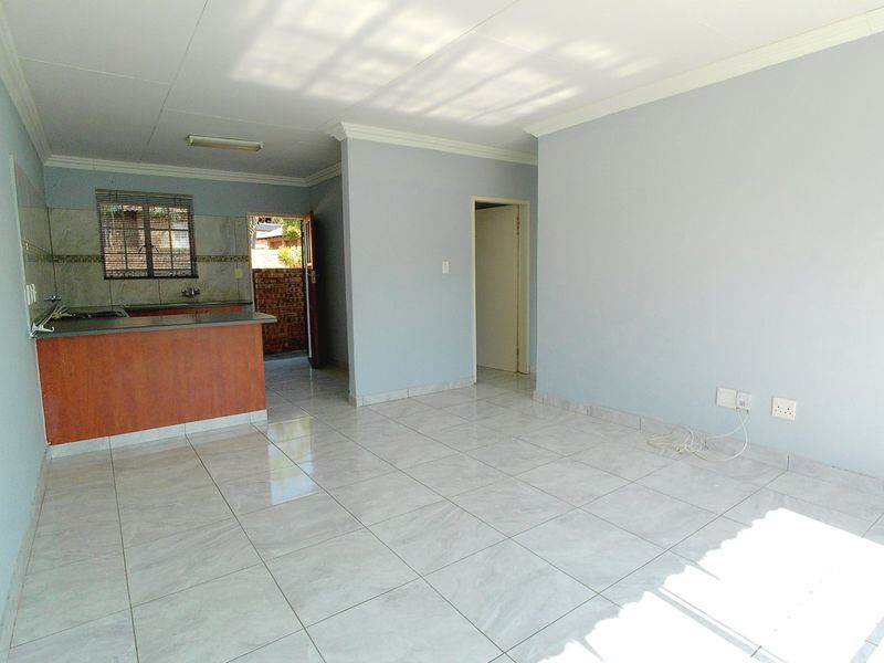 Secure and Stylish Townhouse in Sought-After Richmond Estate - Photo 9