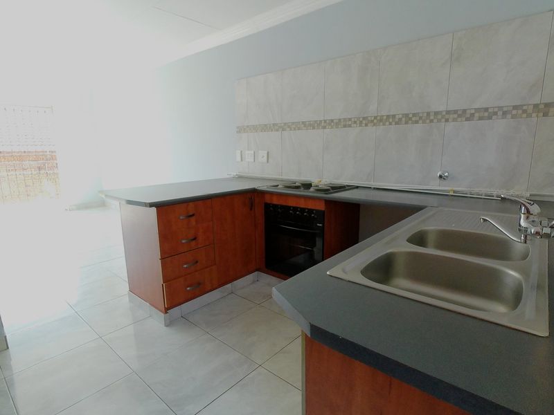 Secure and Stylish Townhouse in Sought-After Richmond Estate - Photo 8