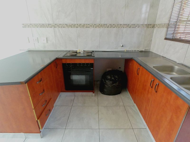 Secure and Stylish Townhouse in Sought-After Richmond Estate - Photo 7