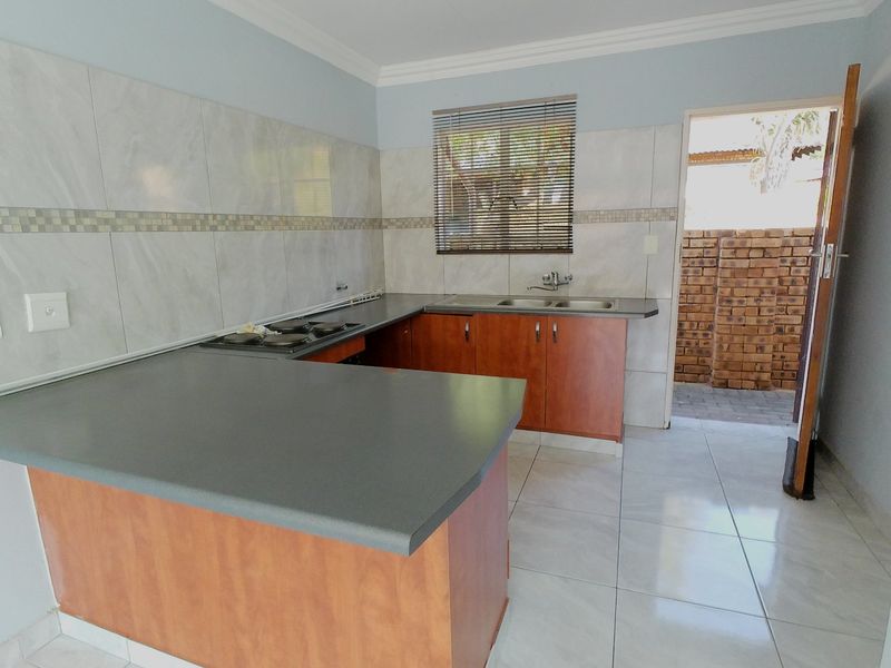 Secure and Stylish Townhouse in Sought-After Richmond Estate - Photo 6