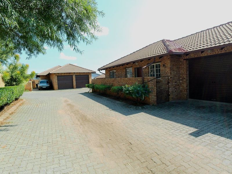 Secure and Stylish Townhouse in Sought-After Richmond Estate - Photo 2