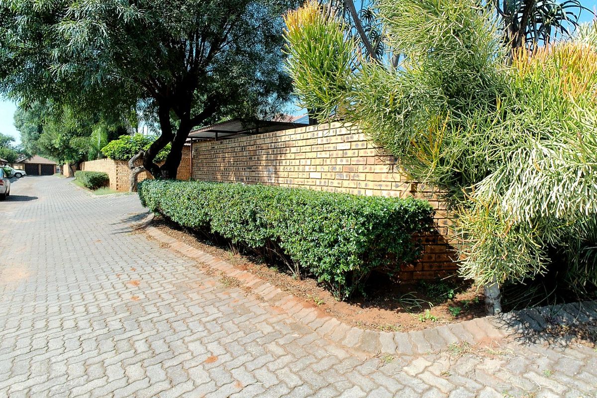 Secure and Stylish Townhouse in Sought-After Richmond Estate - Photo 5