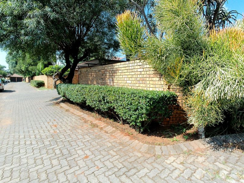 Secure and Stylish Townhouse in Sought-After Richmond Estate - Photo 5