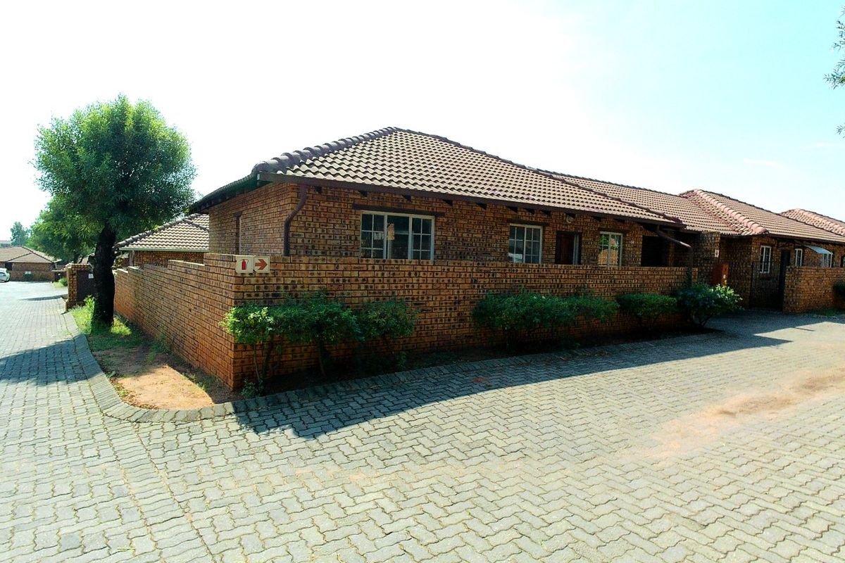 Secure and Stylish Townhouse in Sought-After Richmond Estate - Photo 3