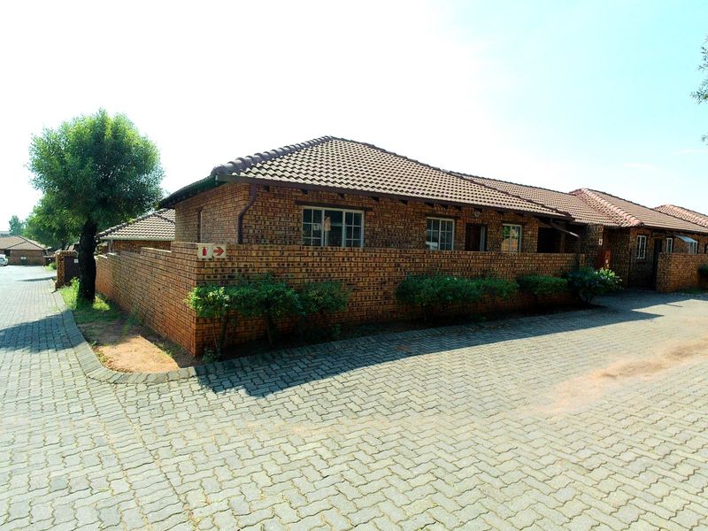 Secure and Stylish Townhouse in Sought-After Richmond Estate - Photo 3