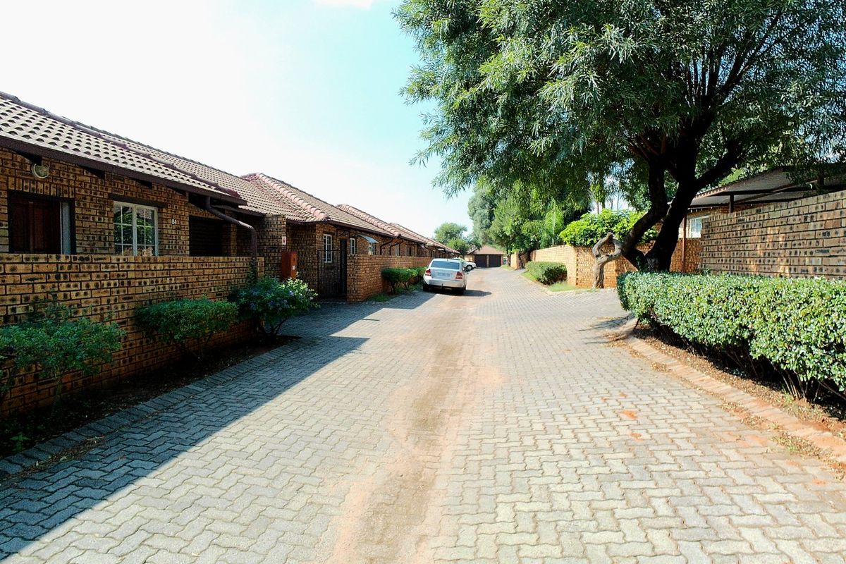 Secure and Stylish Townhouse in Sought-After Richmond Estate - Photo 4