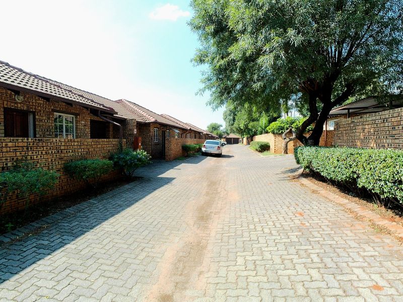 Secure and Stylish Townhouse in Sought-After Richmond Estate - Photo 4