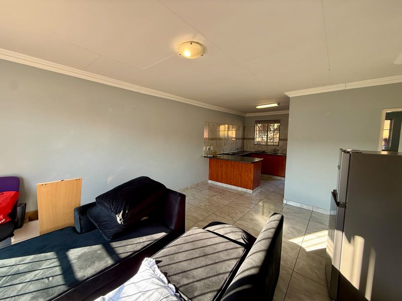 Secure and Stylish Townhouse in Sought-After Richmond Estate - Photo 9