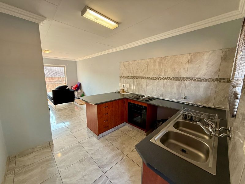 Secure and Stylish Townhouse in Sought-After Richmond Estate - Photo 8
