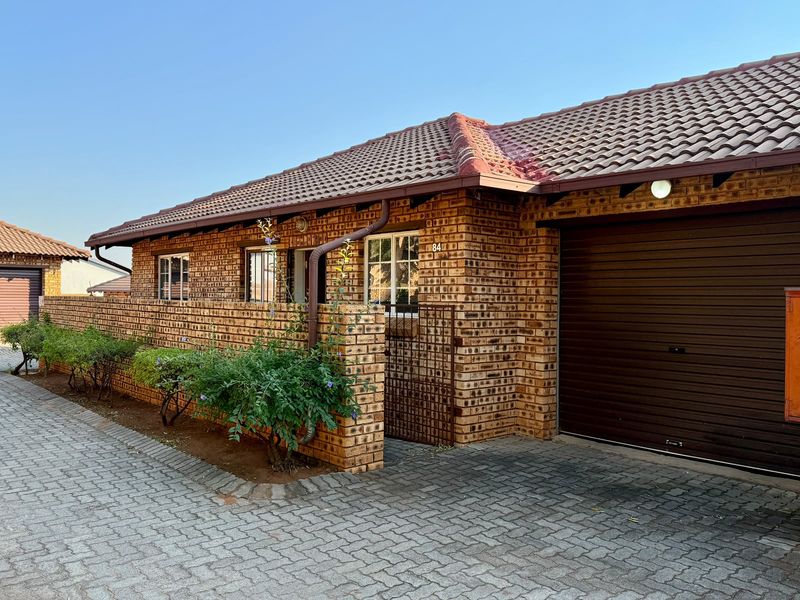 Secure and Stylish Townhouse in Sought-After Richmond Estate - Photo 2