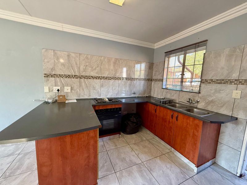 Secure and Stylish Townhouse in Sought-After Richmond Estate - Photo 7