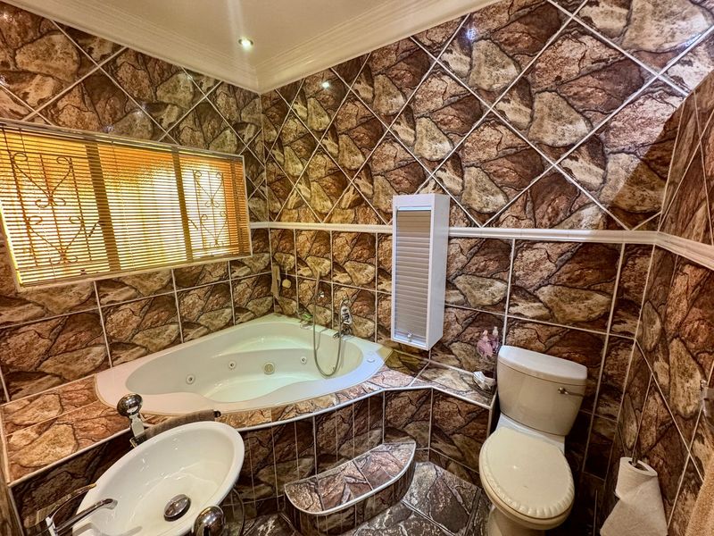 Spacious Family Home with Flatlet, Workshop & Exceptional Entertainment Areas - Photo 7