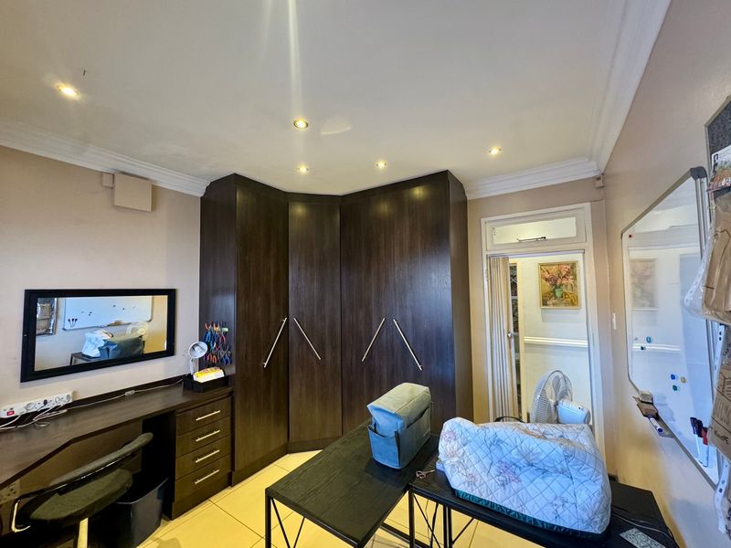 Spacious Family Home with Flatlet, Workshop & Exceptional Entertainment Areas - Photo 8