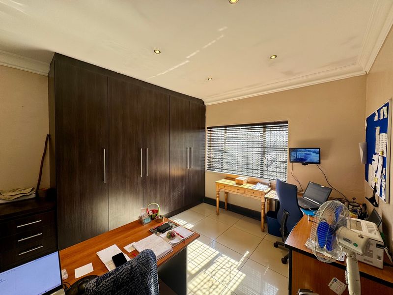 Spacious Family Home with Flatlet, Workshop & Exceptional Entertainment Areas - Photo 6