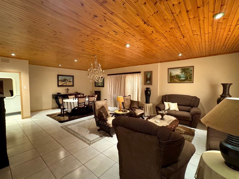 Spacious Family Home with Flatlet, Workshop & Exceptional Entertainment Areas - Photo 2