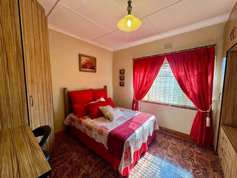 Spacious Family Home with Flatlet, Workshop & Exceptional Entertainment Areas - Photo 5