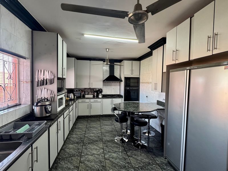 Spacious Family Home with Flatlet, Workshop & Exceptional Entertainment Areas - Photo 3