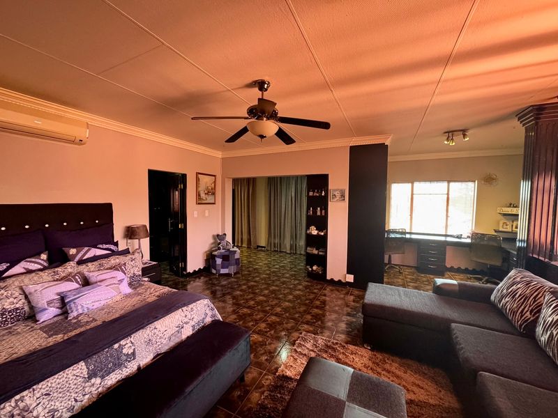 Spacious Family Home with Flatlet, Workshop & Exceptional Entertainment Areas - Photo 10