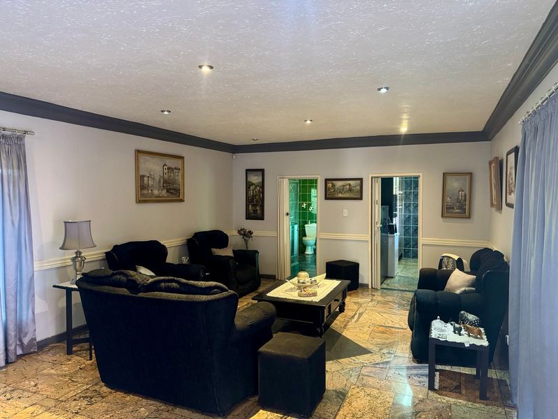 Spacious Family Home with Flatlet, Workshop & Exceptional Entertainment Areas - Photo 9
