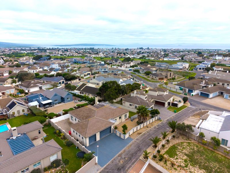 Spacious Four-Bedroom Family Home for Sale in Langebaan Country Club - Photo 4