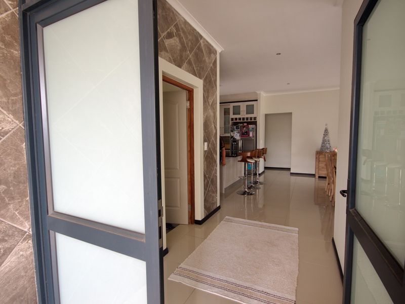 Spacious Four-Bedroom Family Home for Sale in Langebaan Country Club - Photo 7