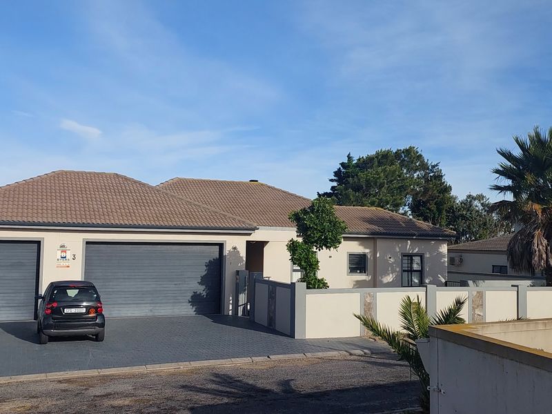 Spacious Four-Bedroom Family Home for Sale in Langebaan Country Club - Photo 5