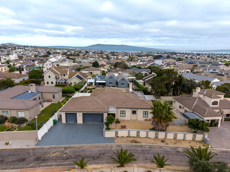 Spacious Four-Bedroom Family Home for Sale in Langebaan Country Club - Photo 3