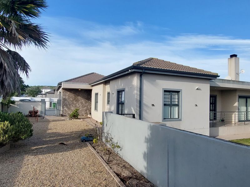 Spacious Four-Bedroom Family Home for Sale in Langebaan Country Club - Photo 6