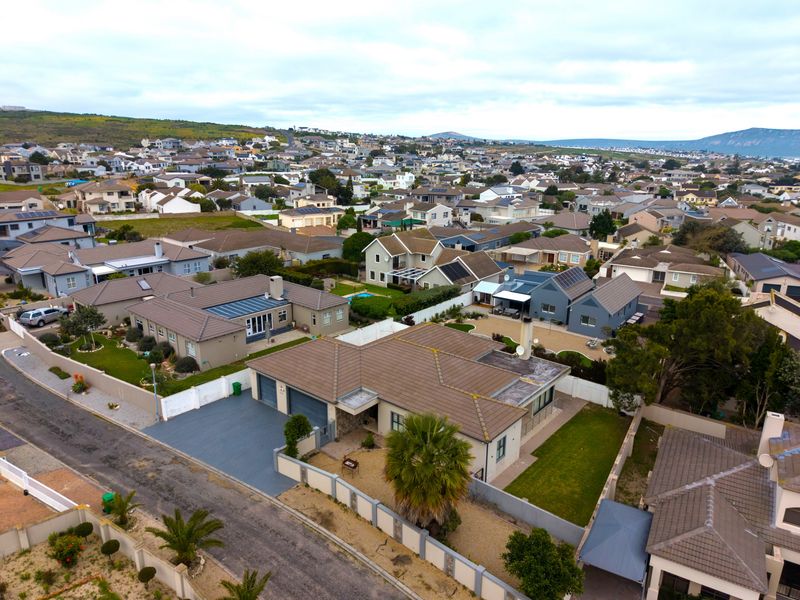 Spacious Four-Bedroom Family Home for Sale in Langebaan Country Club - Photo 2