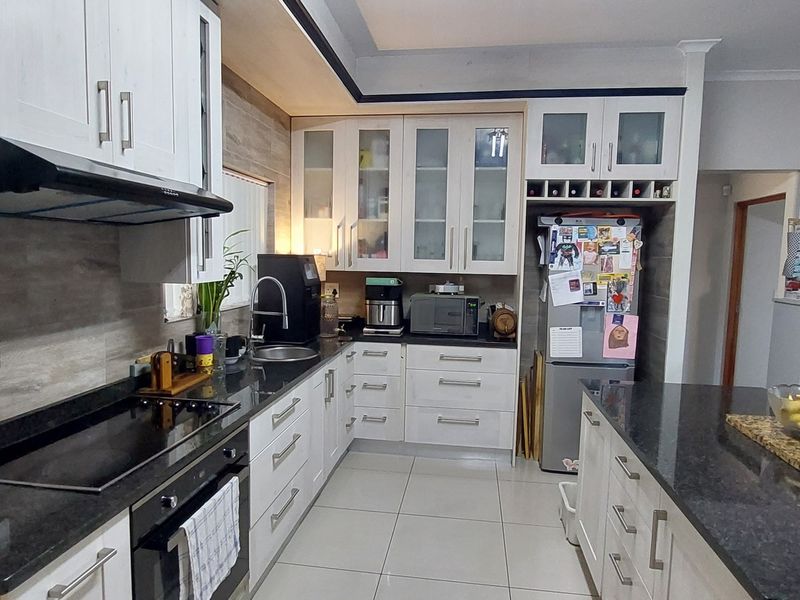 Spacious Four-Bedroom Family Home for Sale in Langebaan Country Club - Photo 8