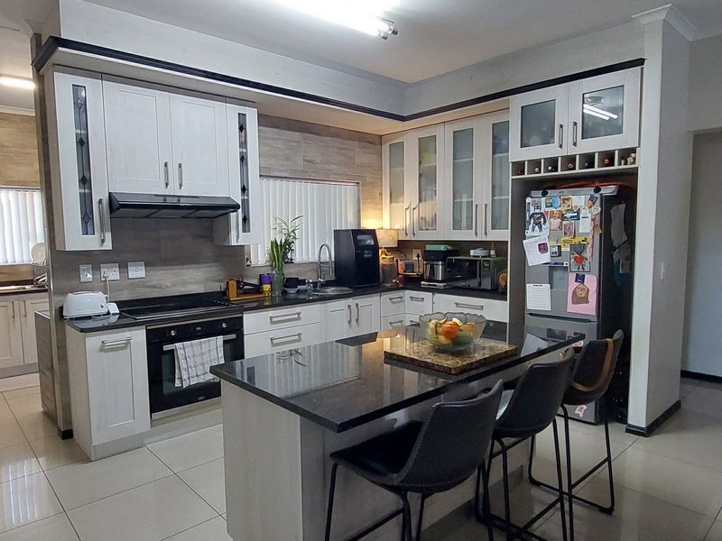 Spacious Four-Bedroom Family Home for Sale in Langebaan Country Club - Photo 10