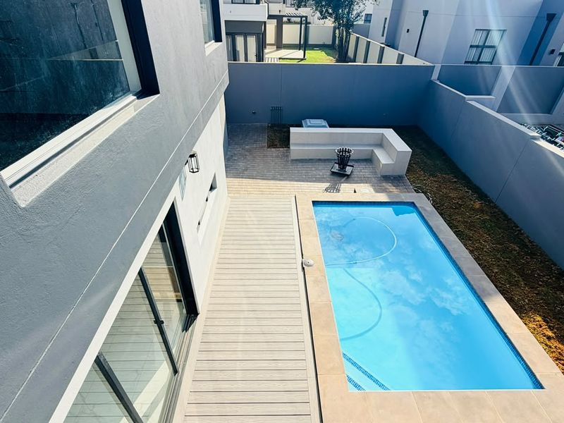 Contemporary Double Story Estate Living with Elegant Finishes. - Photo 4