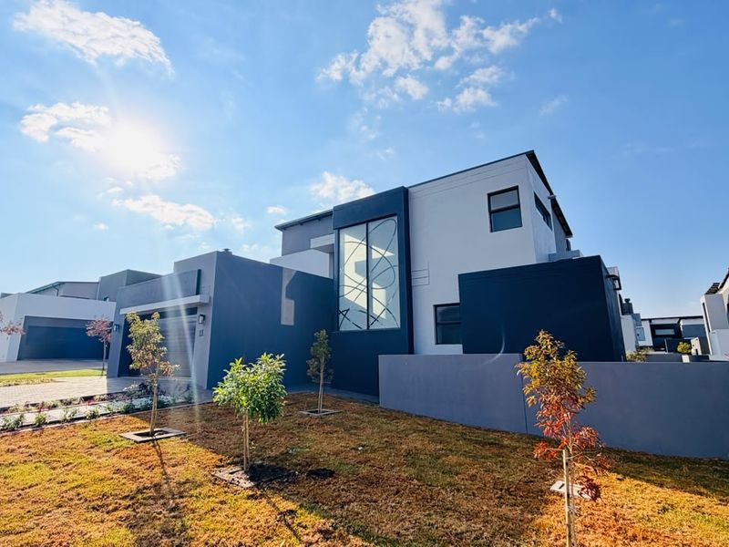 Contemporary Double Story Estate Living with Elegant Finishes. - Photo 8