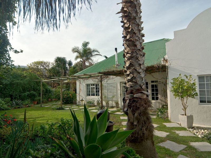 Traditional Charm, Modern Luxury - Photo 1