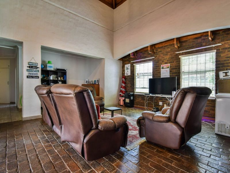 Spacious Family Home with Flatlet - Photo 4