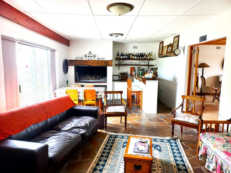 Beautiful, Spacious Home for Sale in Dwarskersbos – R3 950 000 - Photo 8