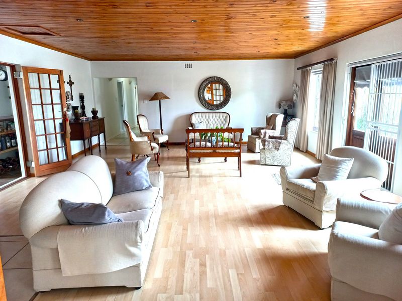 Beautiful, Spacious Home for Sale in Dwarskersbos – R3 950 000 - Photo 7
