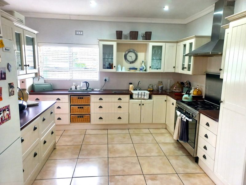Beautiful, Spacious Home for Sale in Dwarskersbos – R3 950 000 - Photo 5